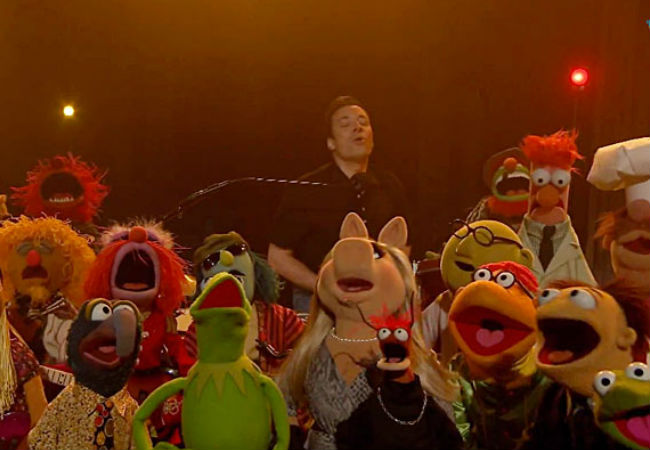 The Muppets and Jimmy Fallon sing as one (image via hollywoodlife.com)