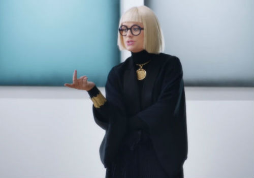 Amy Poehler channels the black-garbed art dealer type with effortless, hilarious ease (image via Old Navy YouTube channel (c) Old Navy)