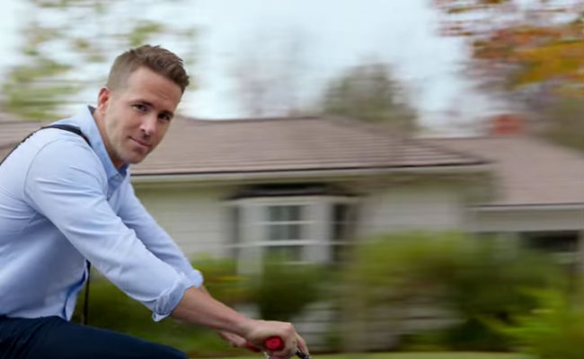 Yes thank you ... a town where Ryan Reynolds is pretty much all you'll ever see (image via YouTube (c) Hyundai)