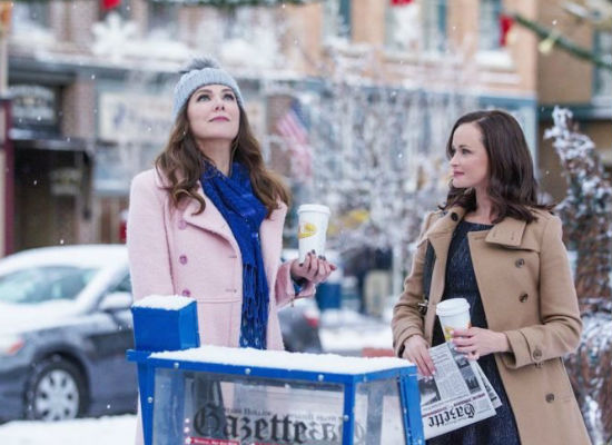 You're not home until you have your copy of the Stars Hollow Gazette! (image (c) Warner Bros)